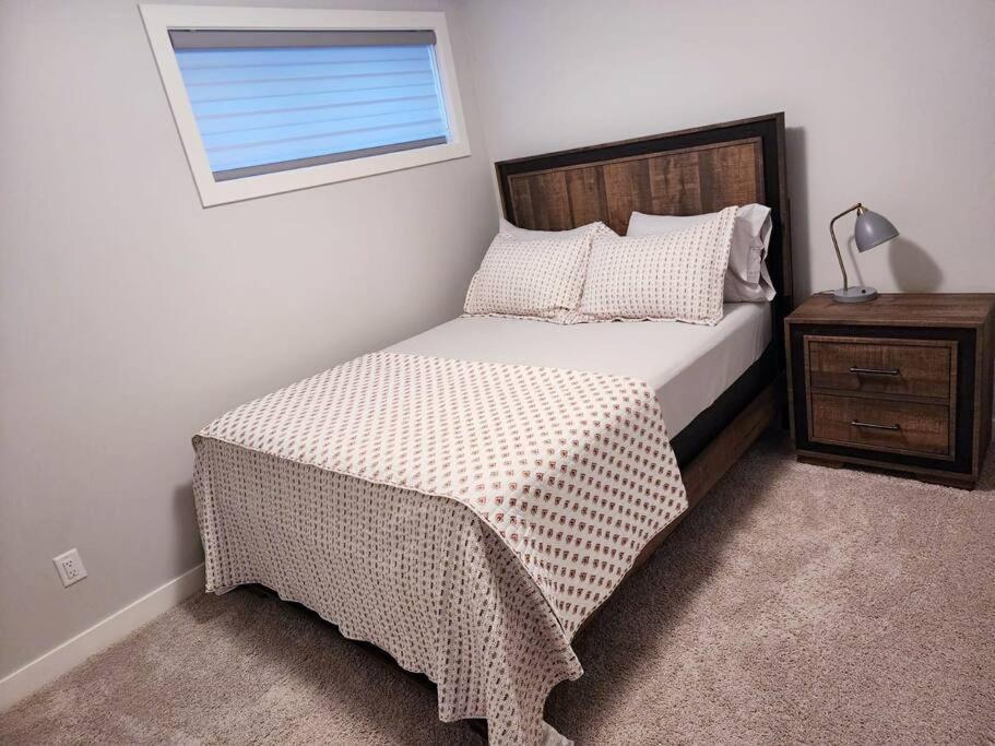 Deluxe 2 Bedroom Suite With*Netflix/Cable/Prime إيدمونتون المظهر الخارجي الصورة