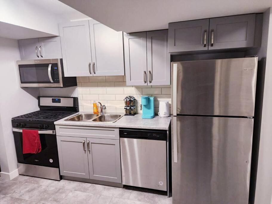 Deluxe 2 Bedroom Suite With*Netflix/Cable/Prime إيدمونتون المظهر الخارجي الصورة