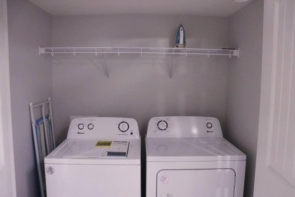 Deluxe 2 Bedroom Suite With*Netflix/Cable/Prime إيدمونتون المظهر الخارجي الصورة