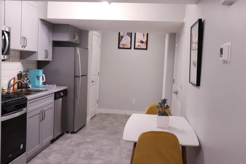 Deluxe 2 Bedroom Suite With*Netflix/Cable/Prime إيدمونتون المظهر الخارجي الصورة