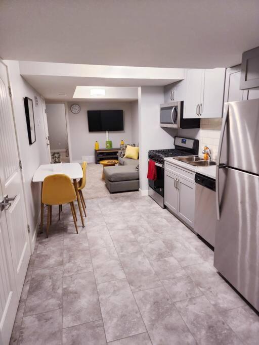 Deluxe 2 Bedroom Suite With*Netflix/Cable/Prime إيدمونتون المظهر الخارجي الصورة