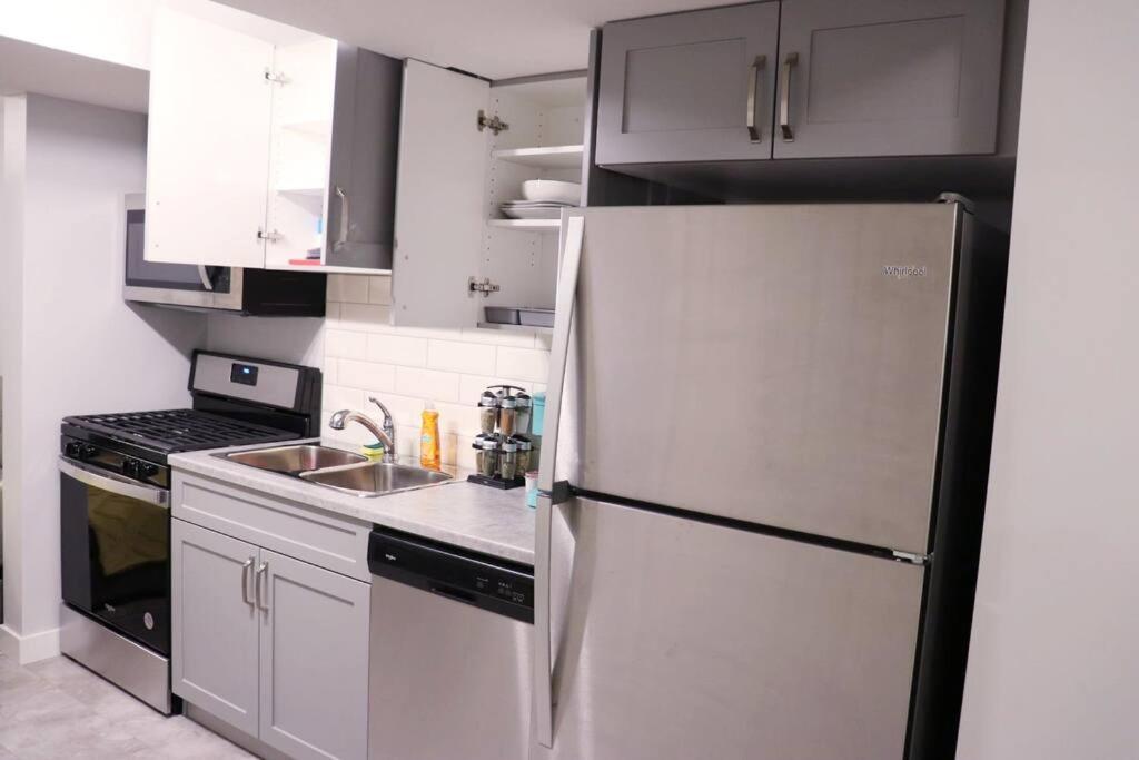 Deluxe 2 Bedroom Suite With*Netflix/Cable/Prime إيدمونتون المظهر الخارجي الصورة