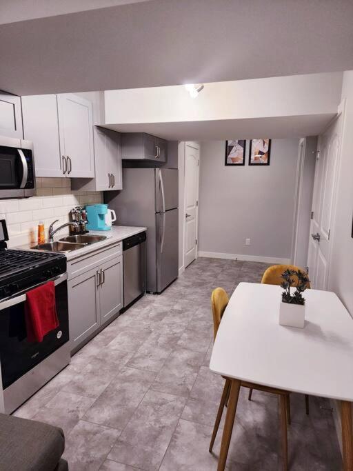 Deluxe 2 Bedroom Suite With*Netflix/Cable/Prime إيدمونتون المظهر الخارجي الصورة