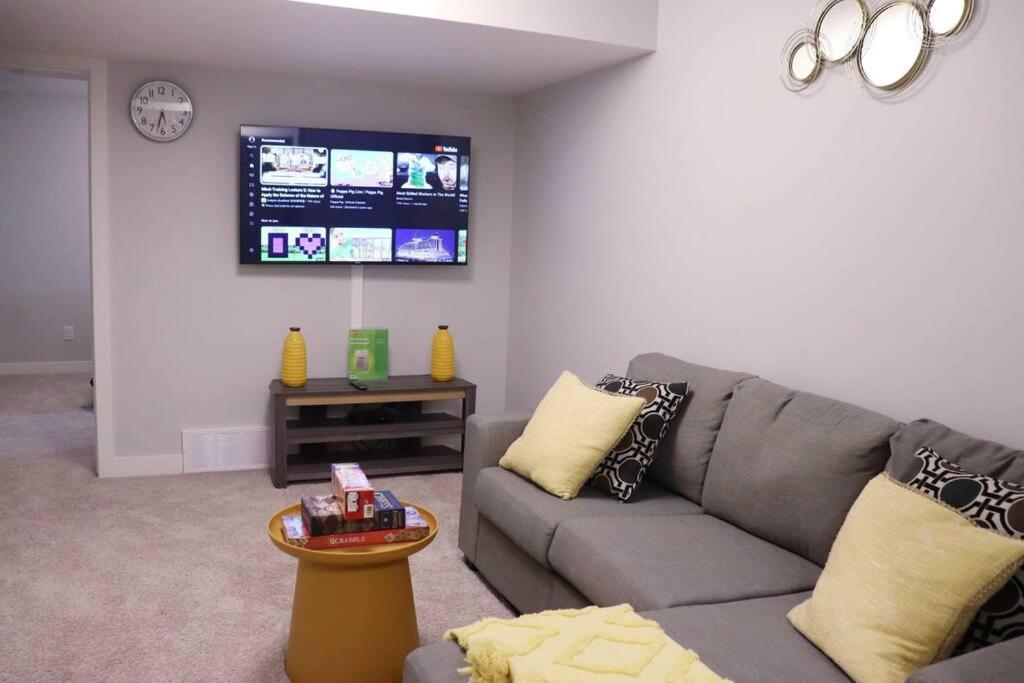 Deluxe 2 Bedroom Suite With*Netflix/Cable/Prime إيدمونتون المظهر الخارجي الصورة